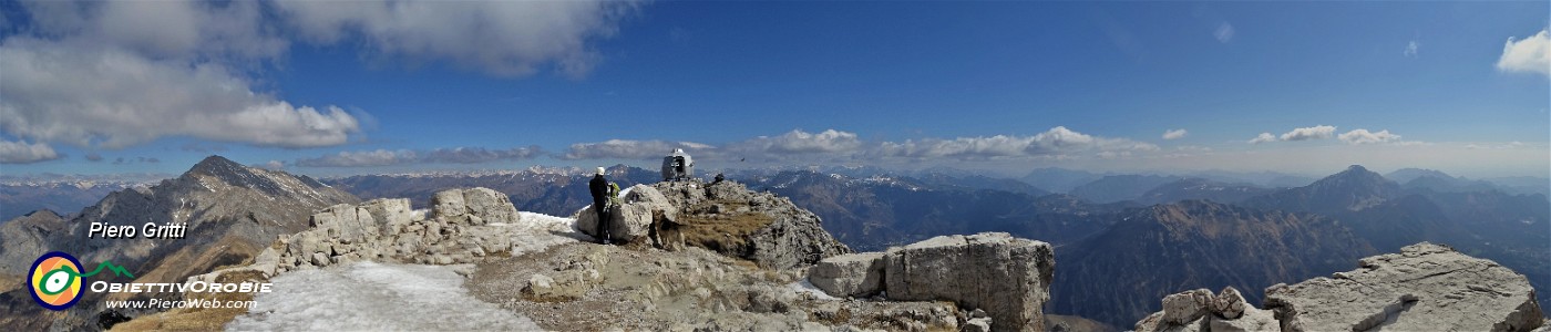 60 Panoramica in vetta alla Grignetta (2177 m).jpg